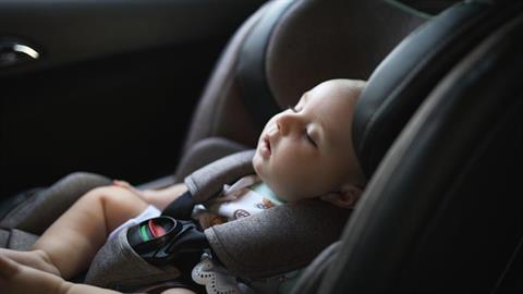 Πυροσβέστες έσωσαν βρέφος που το είχαν ξεχάσει στο αυτοκίνητο - ανέπνεε με το ζόρι